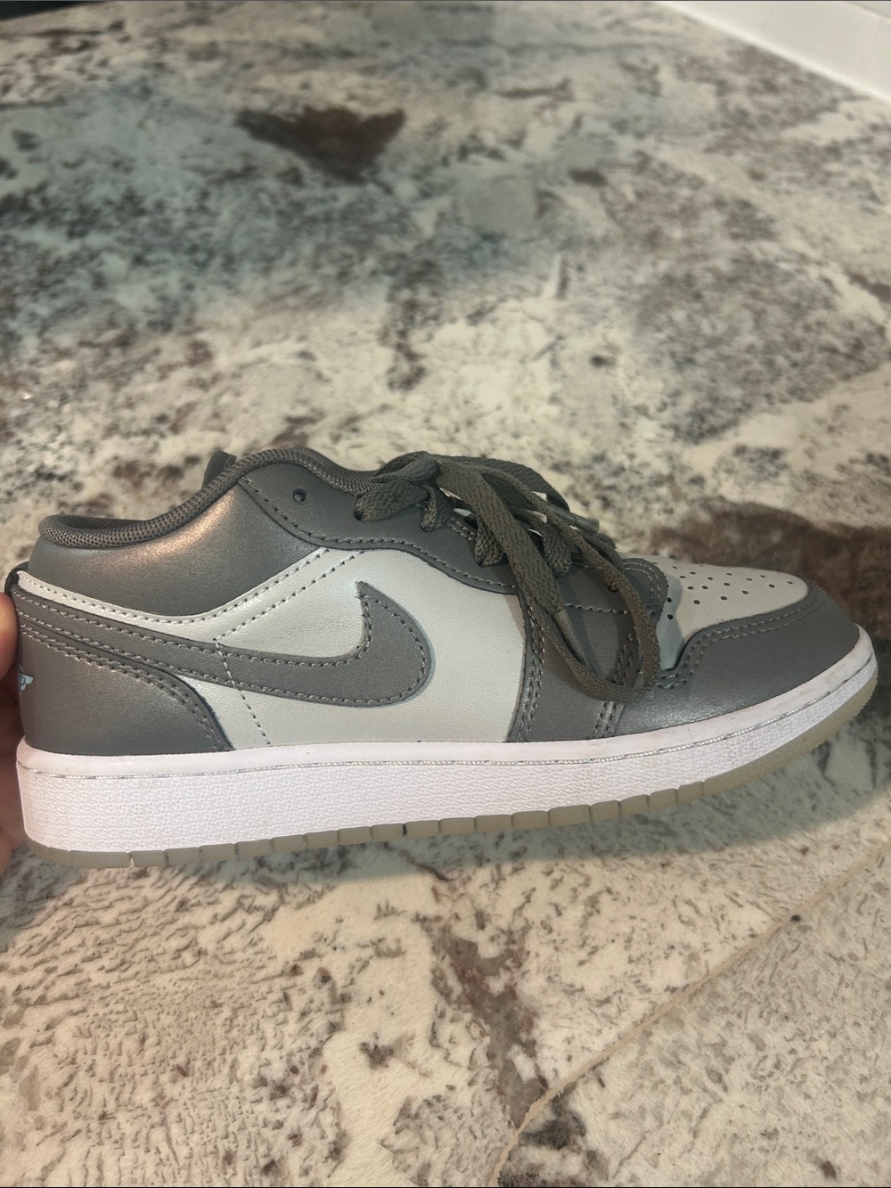 Nike Kids Low-Top Sneakers in Gray and White